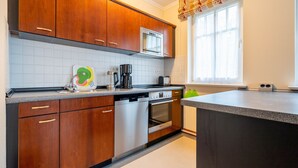 Coffee/tea maker, fridge, microwave, oven