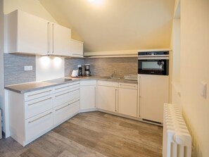 Fridge, microwave, oven, stovetop - Comfort plus apartment with 2 bedrooms and balcony on the top floor (Ostseebad Binz)