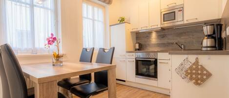 Een koelkast, een microgolfoven, een oven, een kookplaat