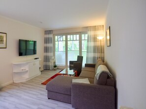 Fernseher, DVD-Player, Tischtennisplatte, Stereoanlage