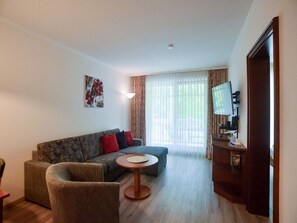 Fernseher, DVD-Player, Tischtennisplatte, Stereoanlage