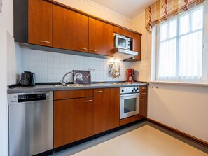 Fridge, microwave, oven, stovetop - Comfort apartment with 1 bedroom and balcony on the upper floor (Ostseebad Binz)