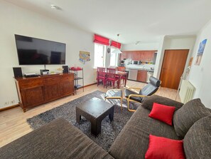 Fernseher, DVD-Player, Tischtennisplatte, Stereoanlage