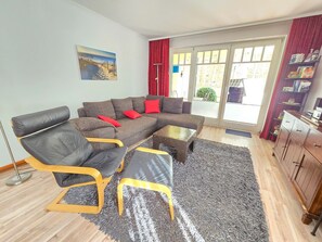 Fernseher, DVD-Player, Tischtennisplatte, Stereoanlage