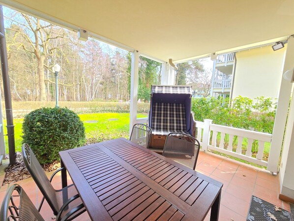Outdoor dining - Comfort apartment with 1 bedroom and terrace on the first floor (Ostseebad Binz)