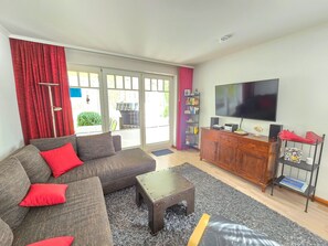 TV, DVD player, table tennis, stereo - Comfort apartment with 1 bedroom and terrace on the first floor (Ostseebad Binz)