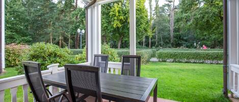 تناول الطعام بالخارج