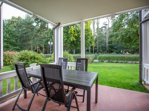 Outdoor dining - Comfortplus vacation apartment with 1 bedroom and terrace on the first floor (Ostseebad Binz)
