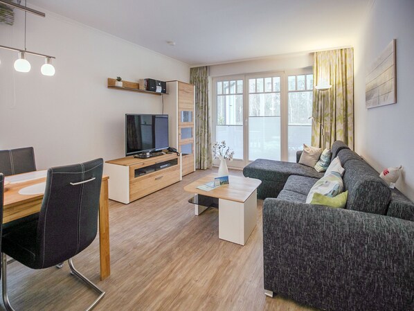 Fernseher, DVD-Player, Tischtennisplatte, Stereoanlage