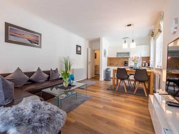 Fernseher, DVD-Player, Tischtennisplatte