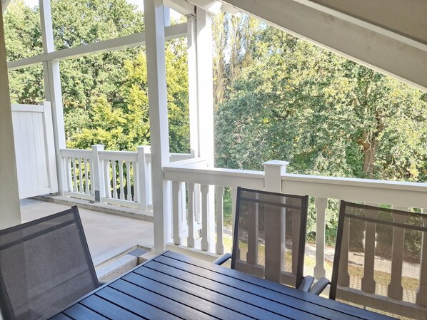 Terrace/patio - Komfortplus Ferienwohnung mit 2 Schlafzimmern und Balkon im Dachgeschoss (Ostseebad Binz)