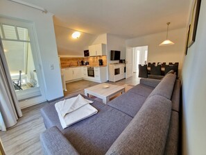 Fernseher, DVD-Player, Tischtennisplatte, Stereoanlage