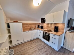 Fridge, microwave, oven, stovetop - Komfortplus Ferienwohnung mit 2 Schlafzimmern und Balkon im Dachgeschoss (Ostseebad Binz)