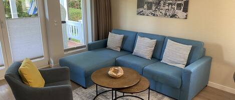 Fernseher, DVD-Player, Tischtennisplatte, Stereoanlage