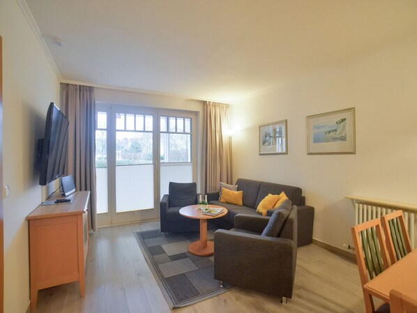 Fernseher, DVD-Player, Tischtennisplatte, Stereoanlage