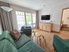 Fernseher, DVD-Player, Tischtennisplatte, Stereoanlage