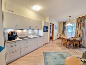 Fridge, oven, stovetop, coffee/tea maker - Comfort apartment with 1 bedroom and balcony on the upper floor (Ostseebad Binz)
