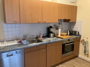 ثلاجة، فرن، موقد طهي مسطح، غسالة أطباق