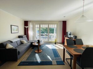 Fernseher, DVD-Player, Tischtennisplatte, Stereoanlage