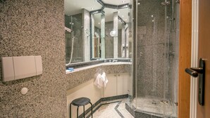 Une salle de bain avec une douche, des toilettes et un lavabo.