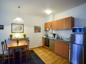 Kühlschrank, Mikrowelle, Ofen, Herdplatte