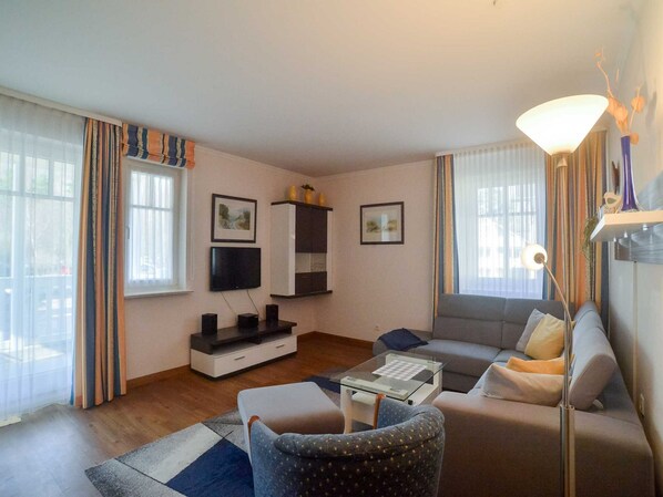 Fernseher, DVD-Player, Tischtennisplatte, Stereoanlage