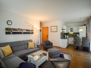 Fernseher, DVD-Player, Tischtennisplatte, Stereoanlage