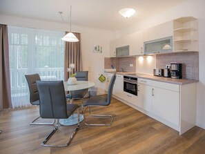 ثلاجة، فرن، موقد طهي مسطح، غسالة أطباق