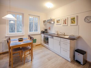 Fridge, microwave, oven, stovetop - Comfort 2-room vacation apartment with 1 bedroom and terrace on the first floor (Ostseebad Binz)