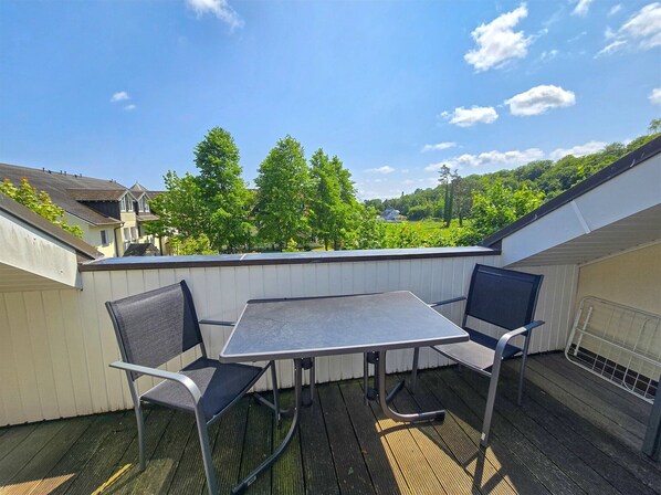 Outdoor dining - Budget Ferienwohnung mit 1 Schlafzimmer und Balkon im Dachgeschoss (Ostseebad Binz)
