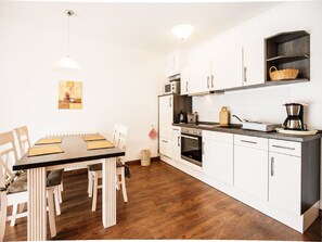 Fridge, microwave, oven, stovetop - Komfortplus Ferienwohnung mit 1 Schlafzimmer und Terrasse im Erdgeschoss (Ostseebad Binz)