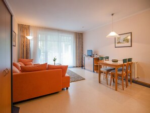 Fernseher, DVD-Player, Tischtennisplatte, Stereoanlage