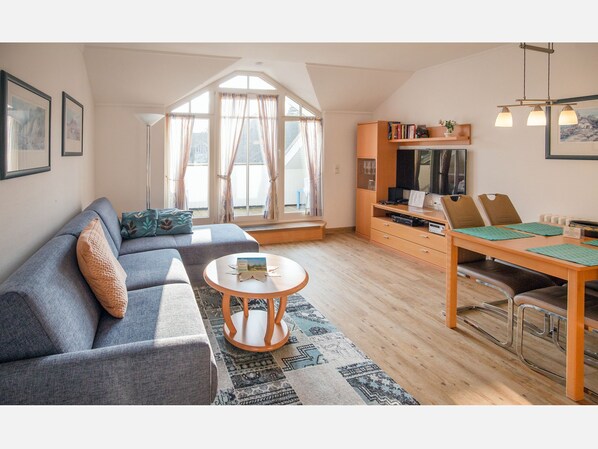 Fernseher, DVD-Player, Tischtennisplatte, Stereoanlage