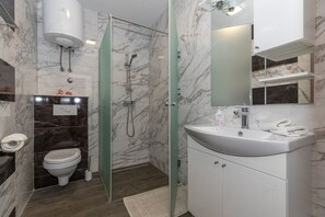 Dusche, Haartrockner, Handtücher, Seife