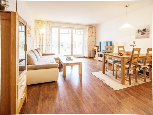 Fernseher, DVD-Player, Tischtennisplatte, Stereoanlage