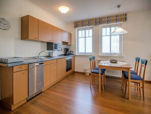 ثلاجة، ميكروويف، فرن، موقد طهي مسطح