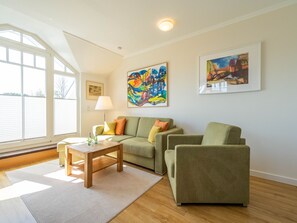 Fernseher, Tischtennisplatte, Stereoanlage