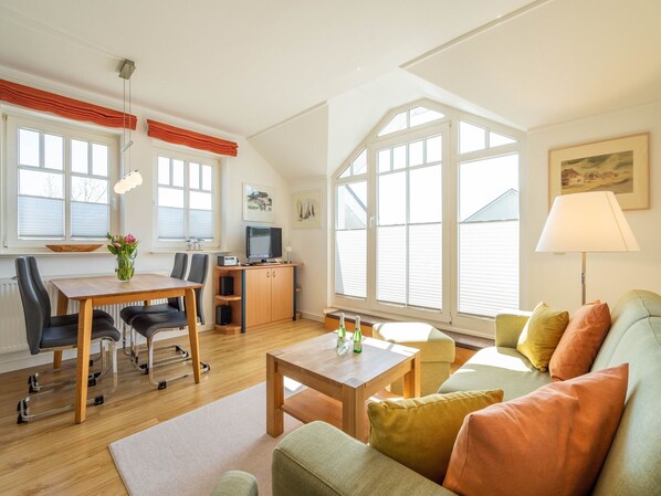 Fernseher, Tischtennisplatte, Stereoanlage