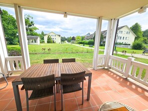 Outdoor dining - Comfort apartment with 1 bedroom and terrace on the first floor (Ostseebad Binz)
