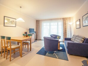 Fernseher, DVD-Player, Tischtennisplatte, Stereoanlage