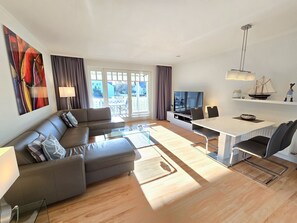 Fernseher, DVD-Player, Tischtennisplatte, Stereoanlage