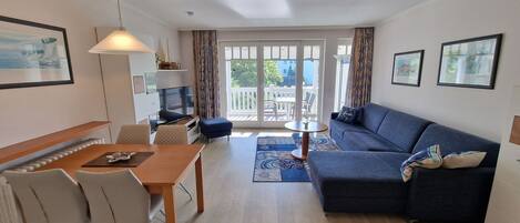 Una televisión, un reproductor de DVD, una mesa de tenis de mesa