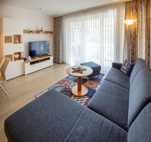 Fernseher, DVD-Player, Tischtennisplatte, Stereoanlage