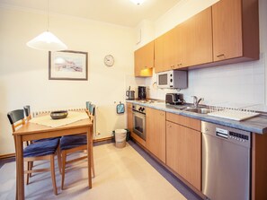 Fridge, microwave, oven, stovetop - Klassik Ferienwohnung mit 1 Schlafzimmer und Balkon im Dachgeschoss (Ostseebad Binz)