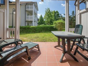 Outdoor dining - Comfortplus vacation apartment with 1 bedroom and terrace on the first floor (Ostseebad Binz)