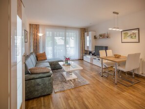 Fernseher, DVD-Player, Tischtennisplatte, Stereoanlage