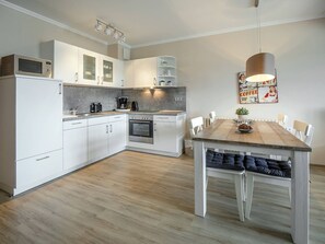 Fridge, microwave, oven, stovetop - Comfort plus apartment with 1 bedroom and balcony on the top floor (Ostseebad Binz)