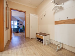 Fernseher, DVD-Player, Tischtennisplatte, Stereoanlage