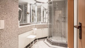 A modern bathroom with a granite countertop, a glass shower enclosure, and a white sink. - Comfortplus vacation apartment with 1 bedroom and terrace on the first floor (Ostseebad Binz)