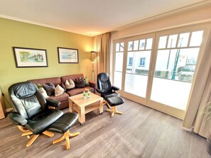 Fernseher, DVD-Player, Tischtennisplatte, Stereoanlage